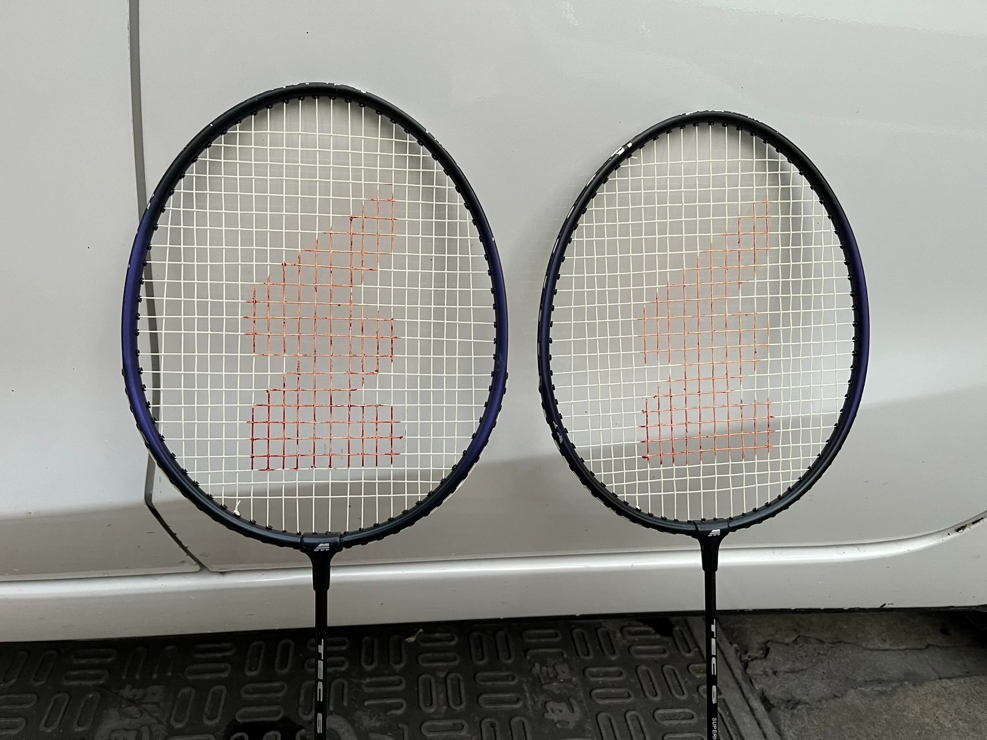 包邮转让两块羽毛球拍，业余羽毛球拍，适合新手及日常锻炼和运动，非专业球拍，个人一手羽毛球拍，仅此两块，售出后无法退换，介意者慎拍，两块一起打包发货，标价为打包价